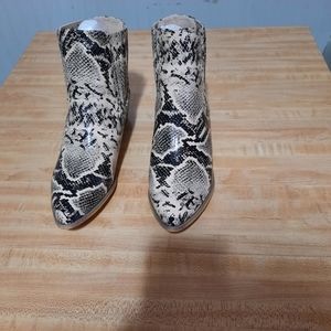 Womens chase+Chloe block heel bootie nude snake new in box size 6 1/2